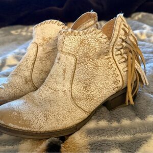 Circle G Distressed Cream Fringe Ankle Boots
